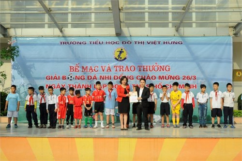 Lễ bế mạc và trao thưởng giải bóng đá thiếu niên - nhi đồng trường Tiểu học Đô Thị Việt Hưng năm 2017 - 2018